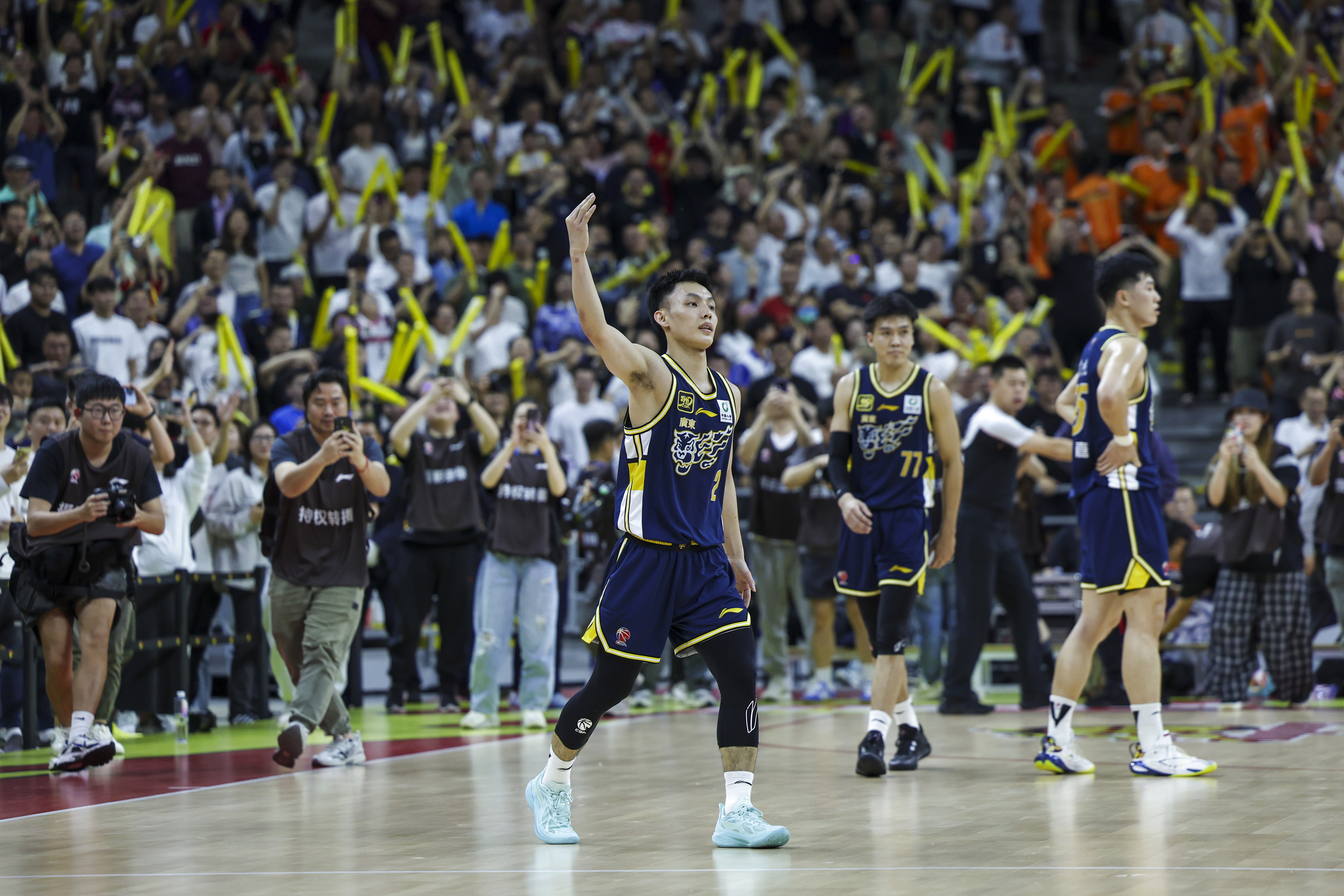 爱游戏网页版登录入口-球场上风云再起，体育竞技激烈角逐(体育赛场竞争激烈,翻云覆雨,瞬息万变)