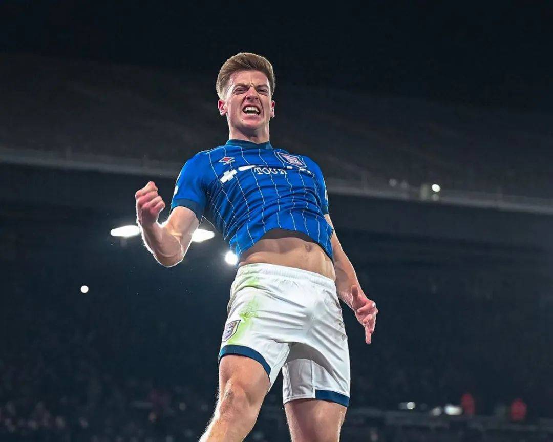 爱游戏官方入口-罗马后卫坚守阵地，力保球队领先优势