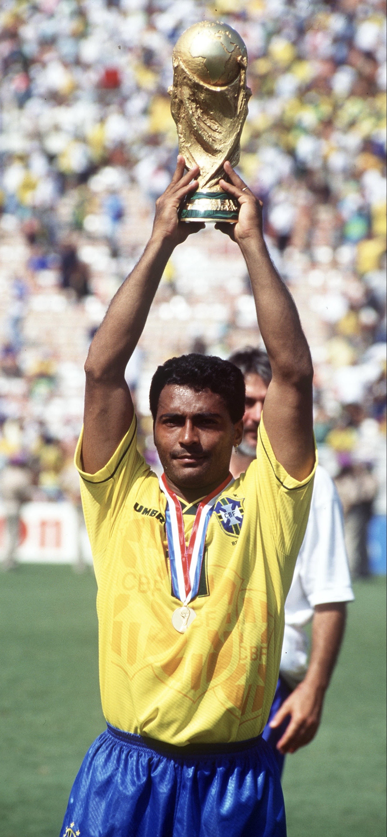 罗马后卫坚守阵地,力保球队领先优势 罗马后卫坚守阵地,力保球队领先优势