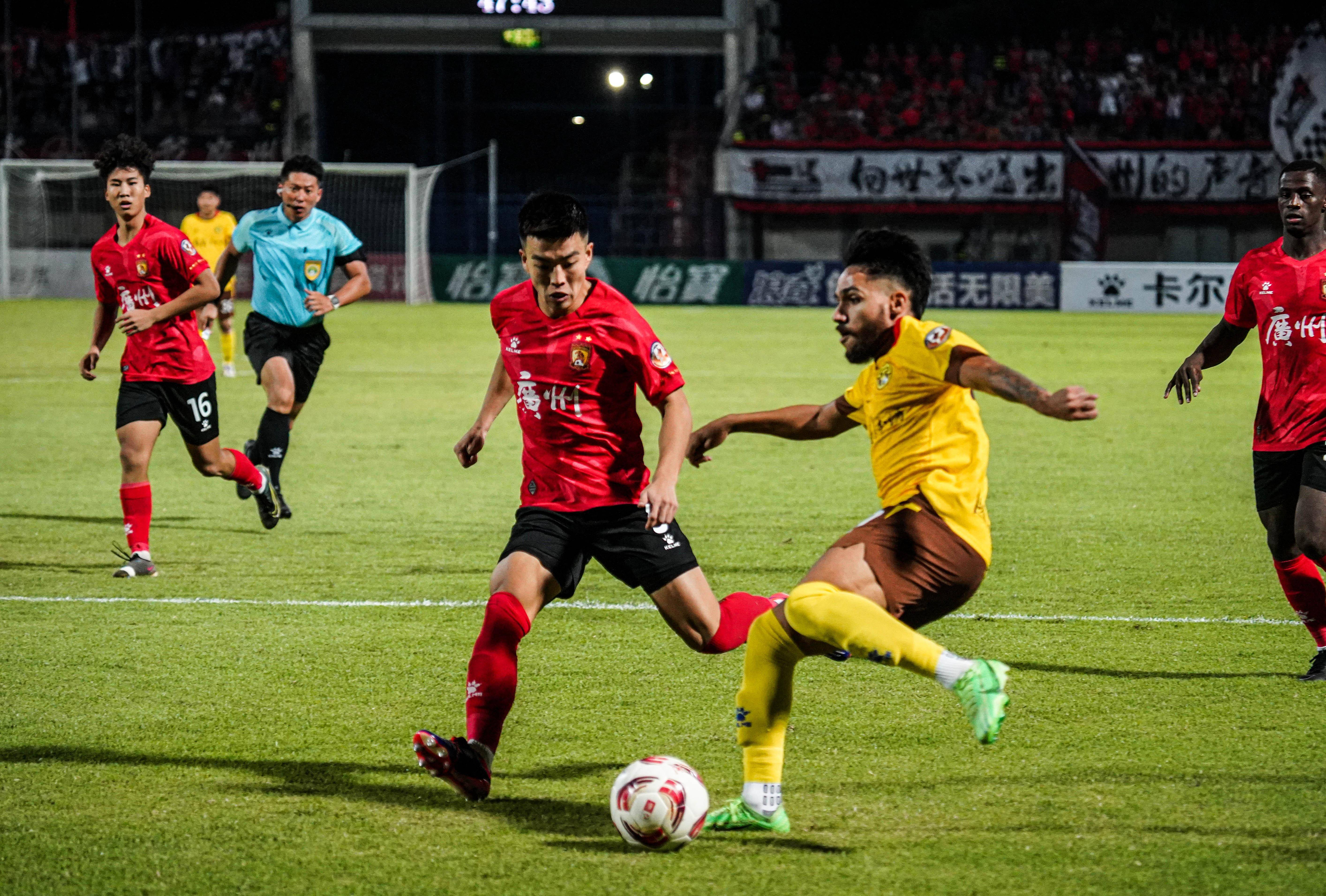 广州队成为本场最大亮点,中超瞬间破防,弹幕刷屏的简单介绍 广州队成为本场最大亮点,中超瞬间破防,弹幕刷屏的简单介绍