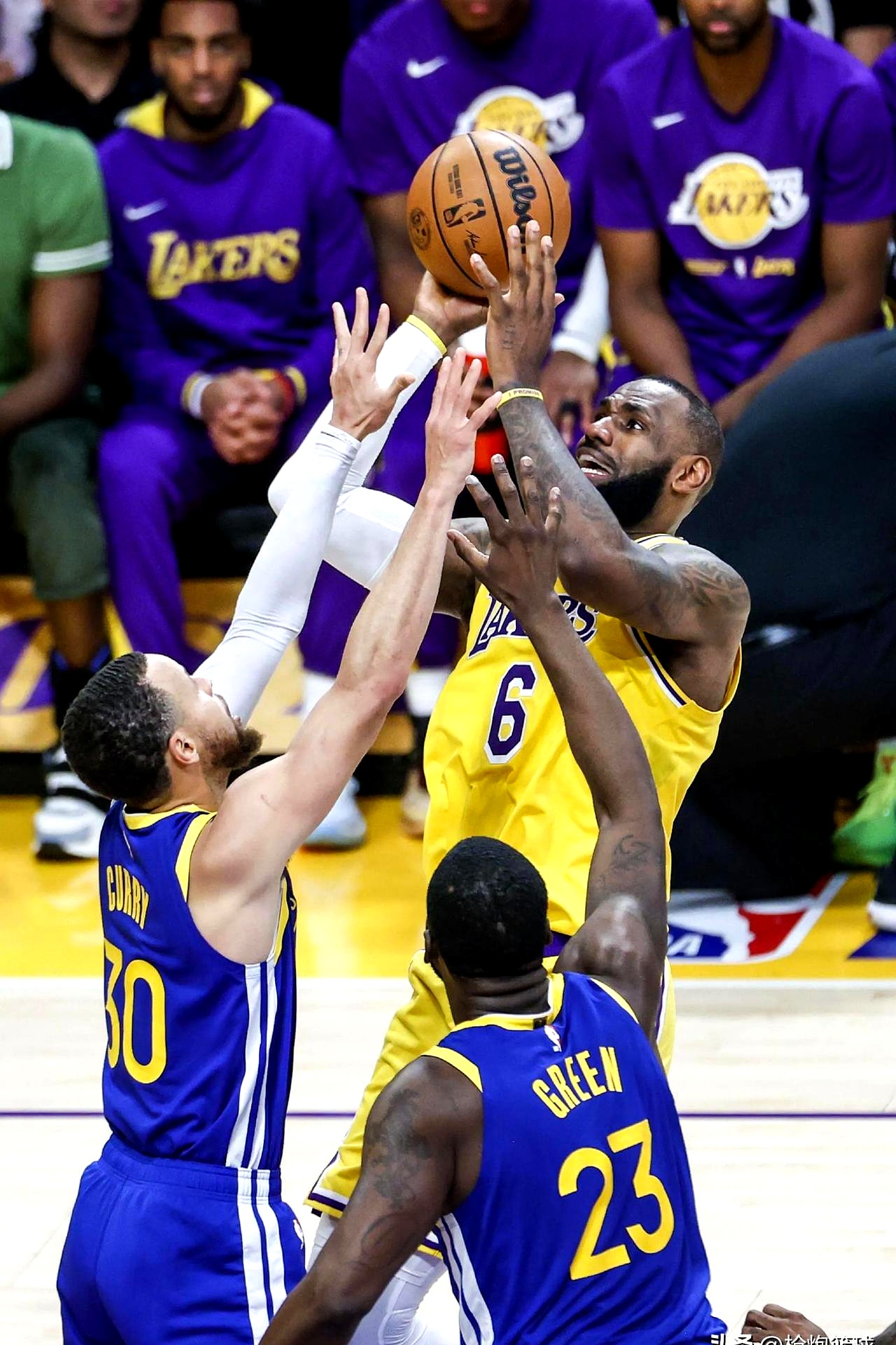 爱游戏-雄鹿逆转击败湖人，连续获得四连胜的简单介绍