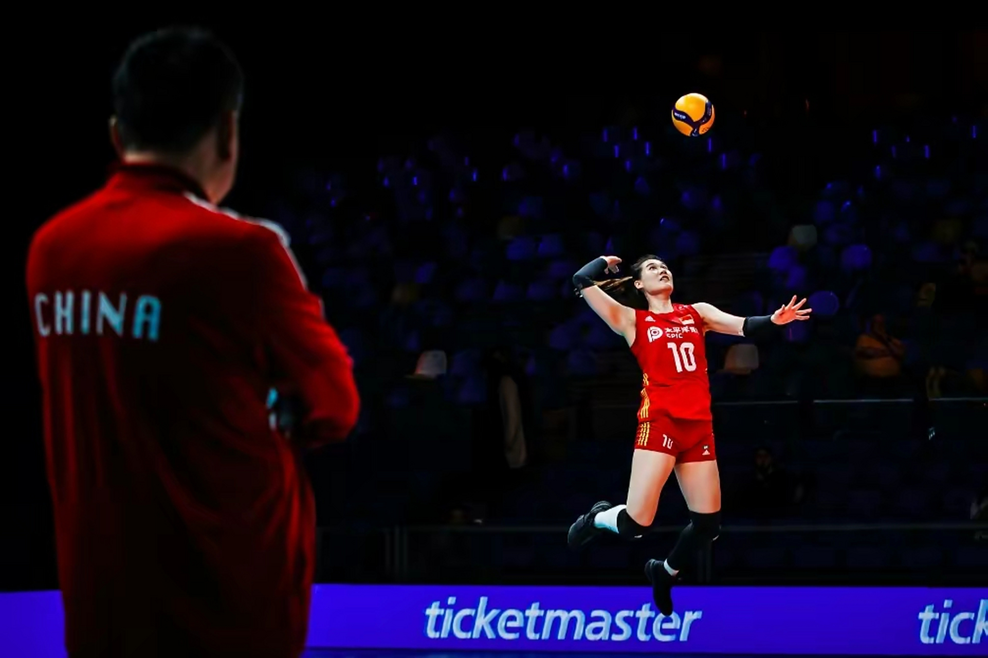 爱游戏app-击败对手！科隆队完胜对手进一步领跑