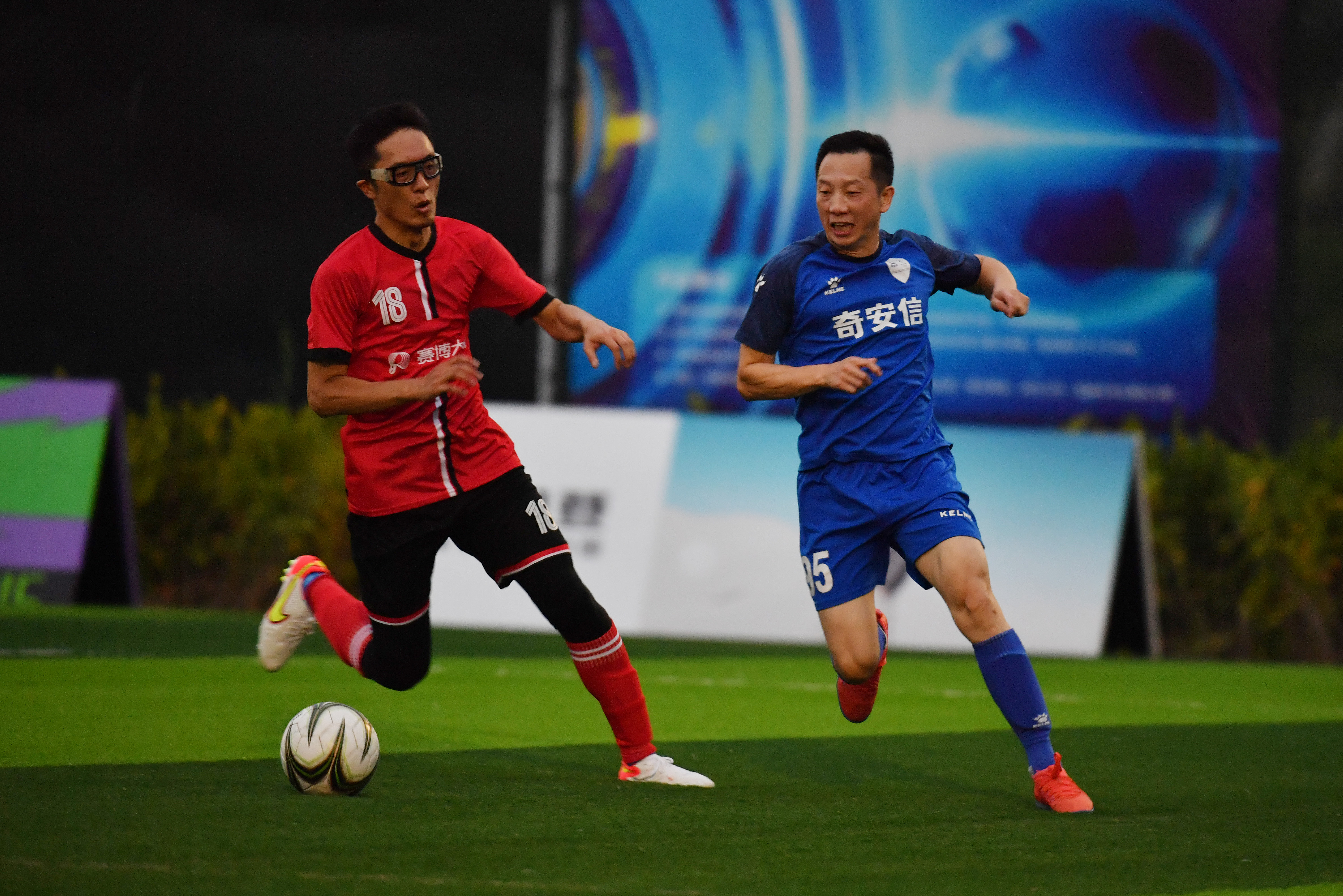 击败对手!科隆队完胜对手进一步领跑 击败对手!科隆队完胜对手进一步领跑