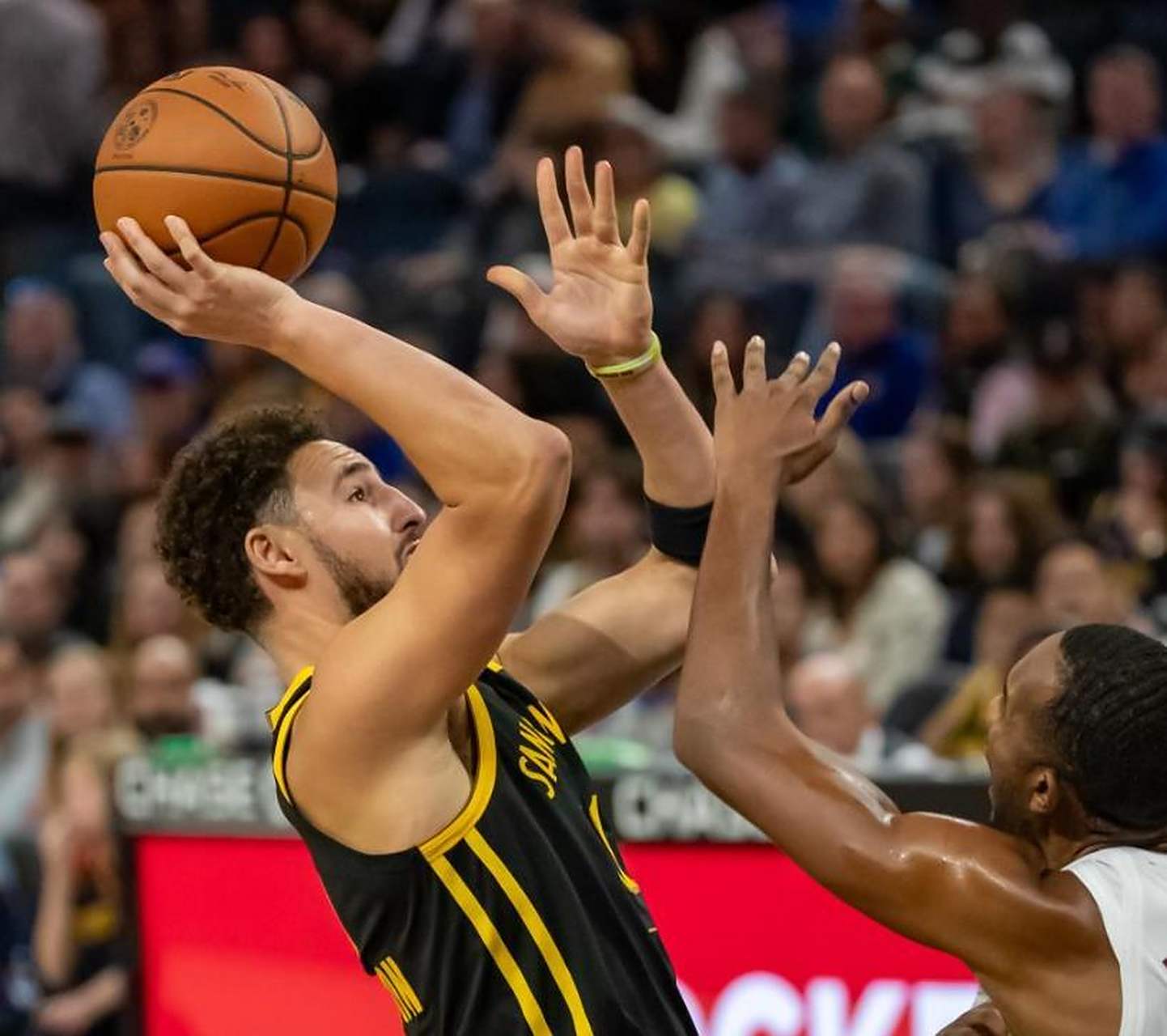 爱游戏网页版入口-勇士队遭遇三连败，卫冕之路不平坦