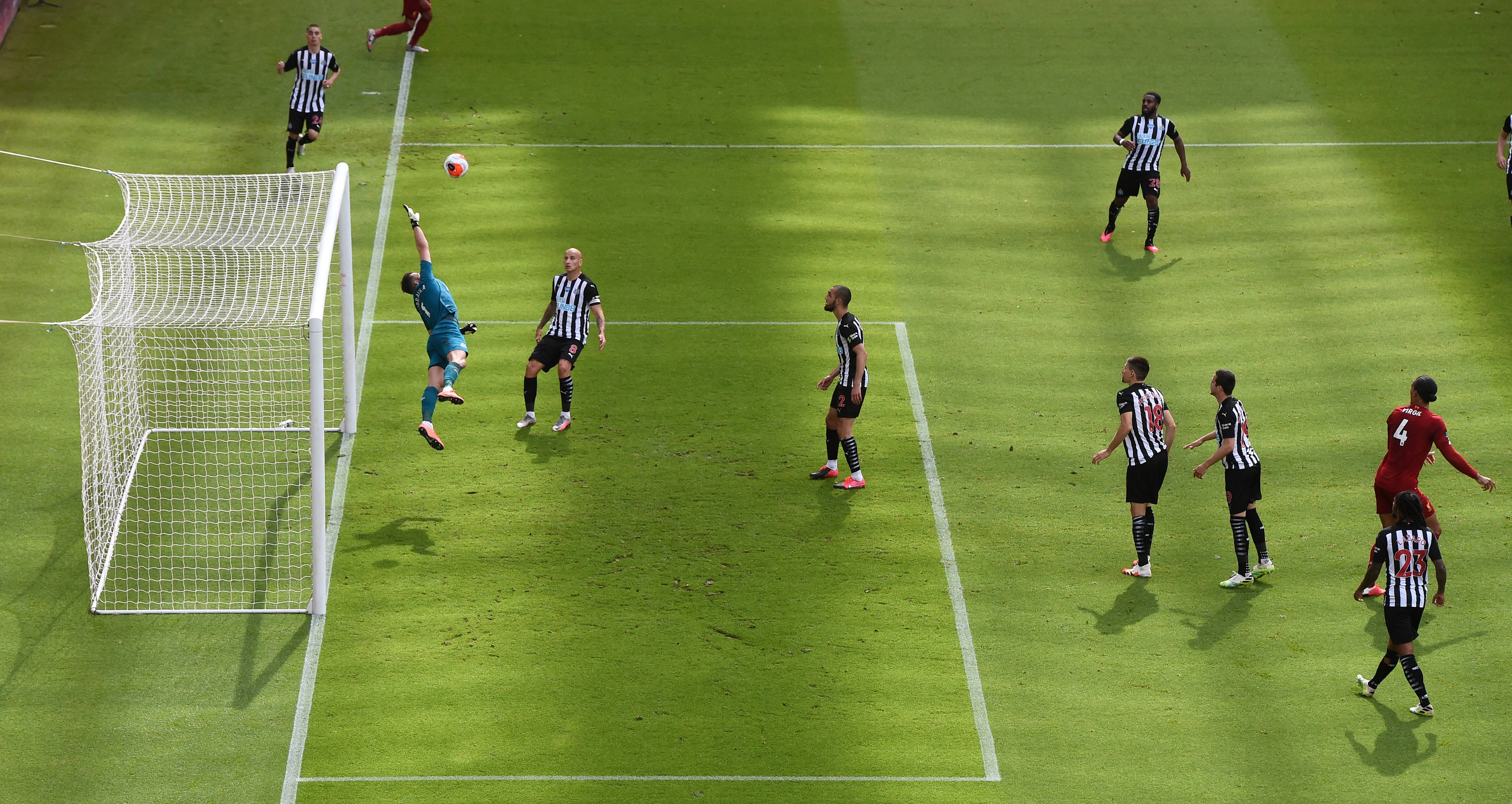 足球比赛中球员表现抢眼,精彩连连 足球比赛中球员表现抢眼,精彩连连