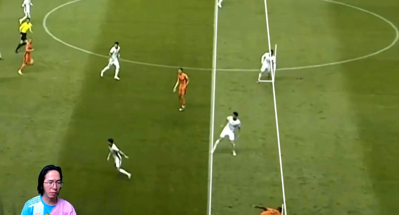 疯狂足球比赛,球迷激情喊声震天响 疯狂足球比赛,球迷激情喊声震天响