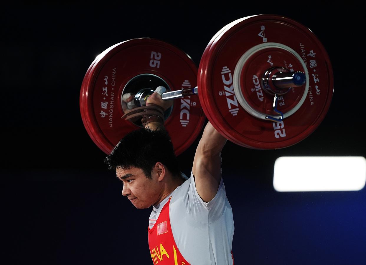 举重比赛中选手力挽狂澜取得佳绩 举重比赛中选手力挽狂澜取得佳绩