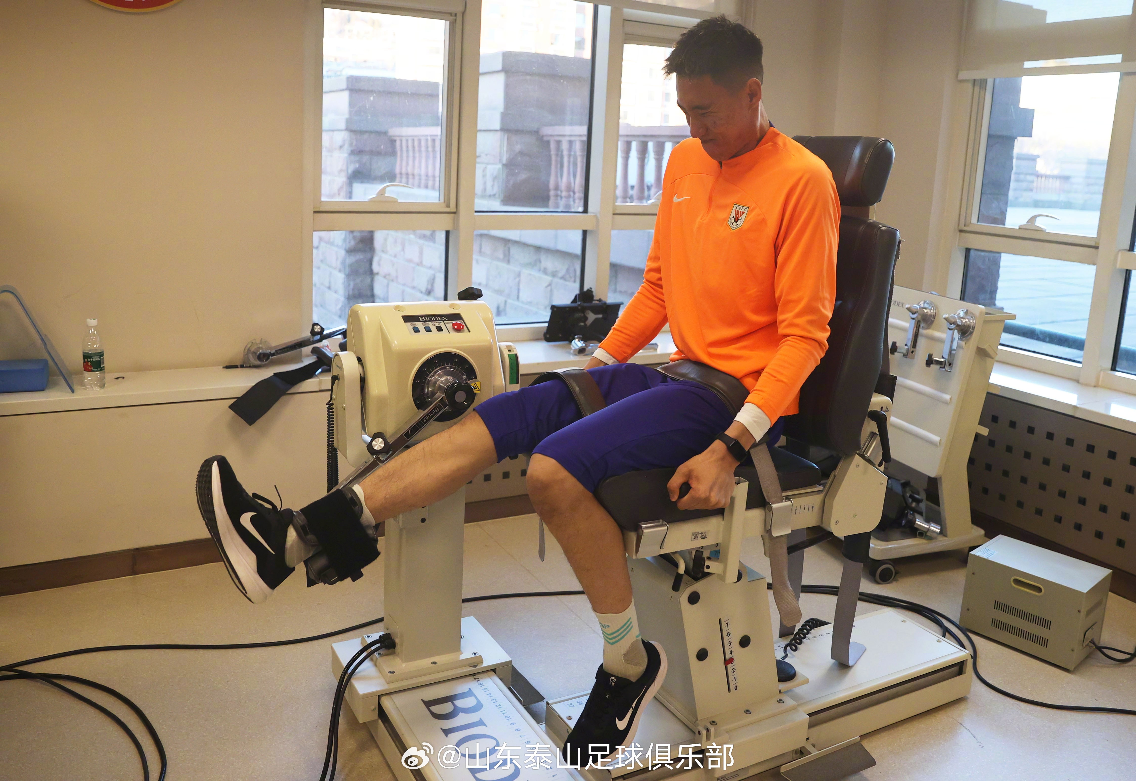 爱游戏入口-球员体能训练重心调整，提升比赛状态