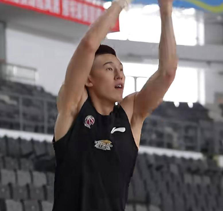 球员体能训练重心调整,提升比赛状态 球员体能训练重心调整,提升比赛状态