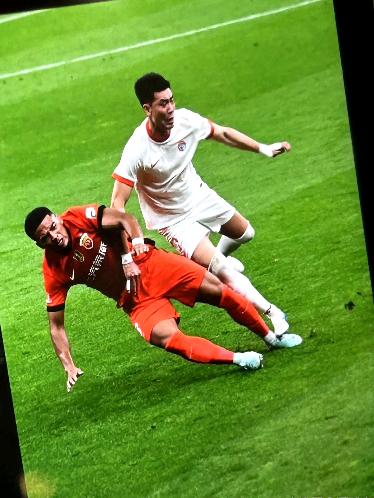 爱游戏入口-运动员们在赛场上互相竞争，实力对决