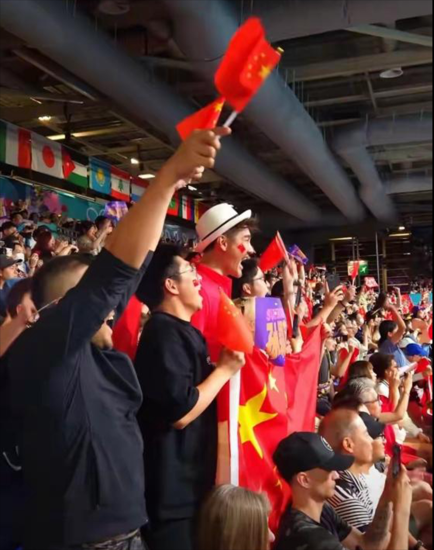 球迷支持者狂热助威，为偶像加油助威