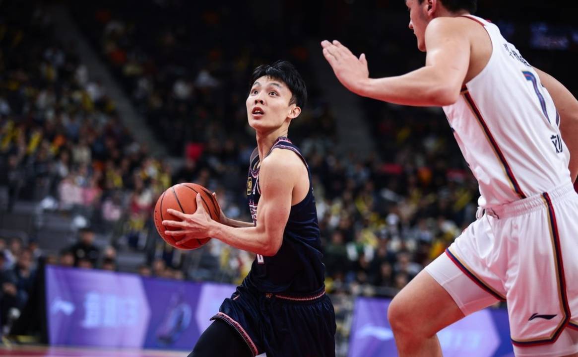 福建男篮胜出，攻守兼顾，战术稳定