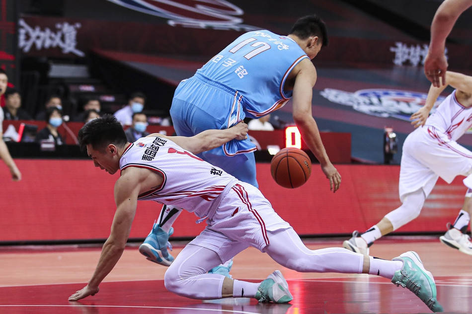 爱游戏体育下载-苏宁客场惊险逆转，球队雄心勃勃